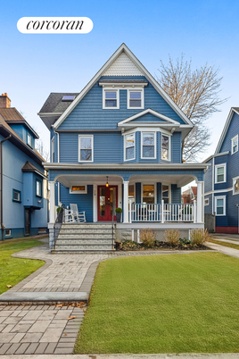 Exterior, Facade, Queen Anne Victorian