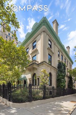 Exterior, Facade, Brownstone