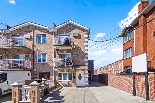 Exterior, Facade, Brick Facade, Rowhouse