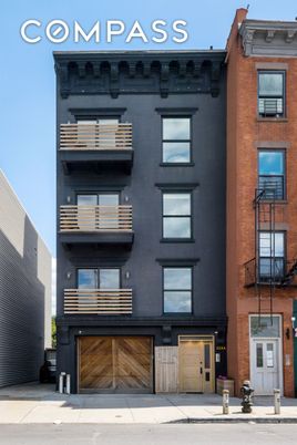 Exterior, Facade, Rowhouse