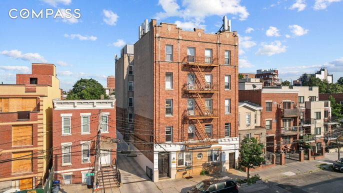 Exterior, Facade, Rowhouse