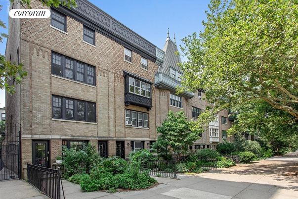 Exterior, Facade, Brick Facade, Rowhouse