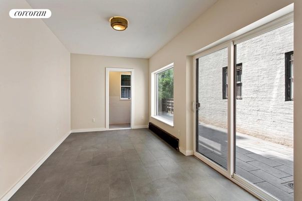 Empty room, Interior