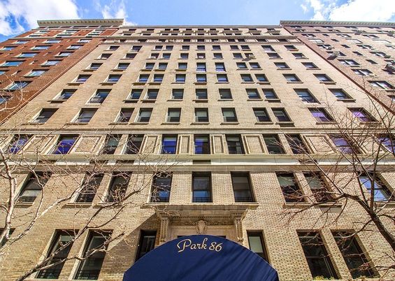 Exterior, Facade, Brick Facade, Chicago School