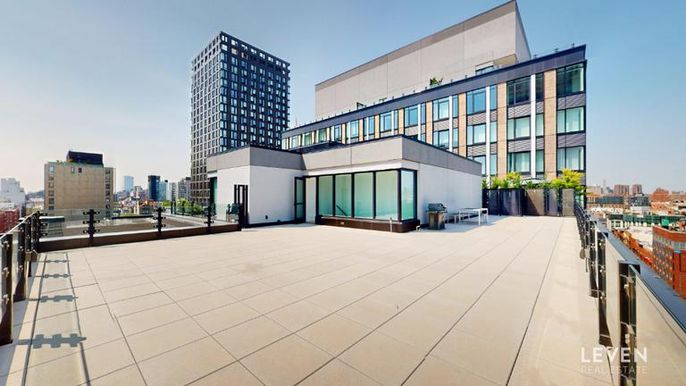 Exterior, Facade, Highrise