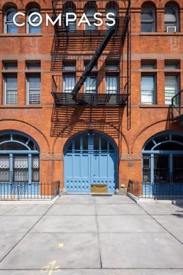 Exterior, Facade, Rowhouse