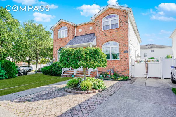 Exterior, Facade, Brick Facade, Rowhouse