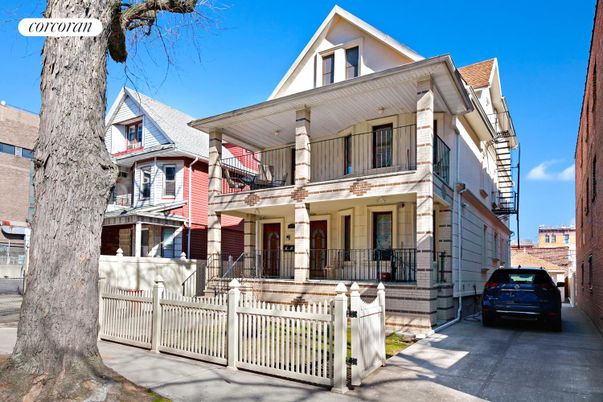 Exterior, Facade, Queen Anne Victorian