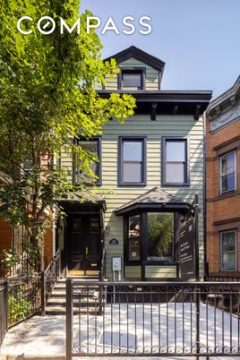 Exterior, Facade, Rowhouse
