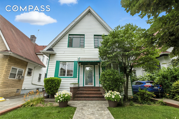 Exterior, Facade, Queen Anne Victorian
