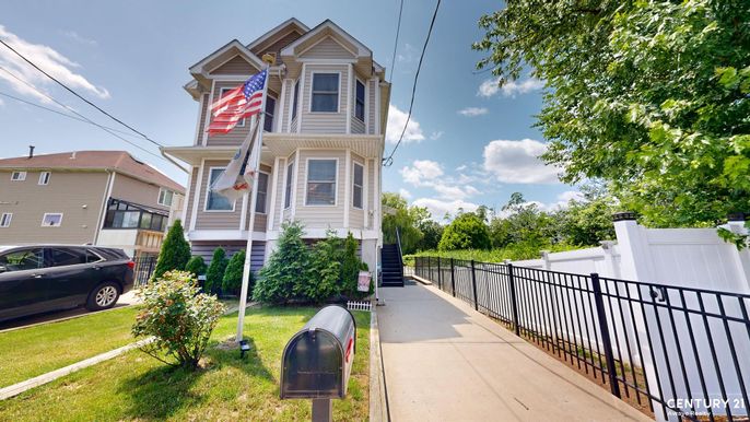 Exterior, Facade, Queen Anne Victorian