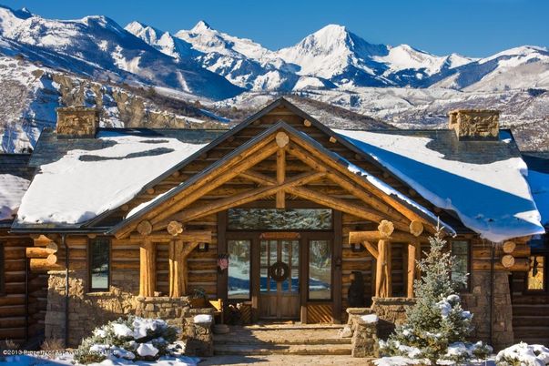 Exterior, Facade, Log Home