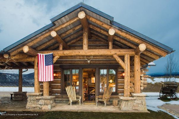 Exterior, Facade, Log Home