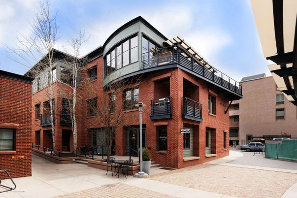 Exterior, Facade, Brick Facade, Rowhouse