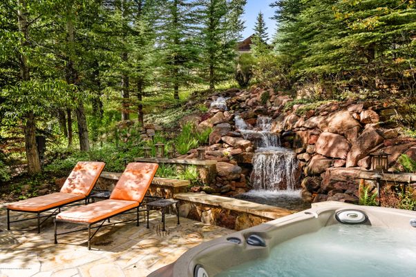 Exterior, Hot Tub