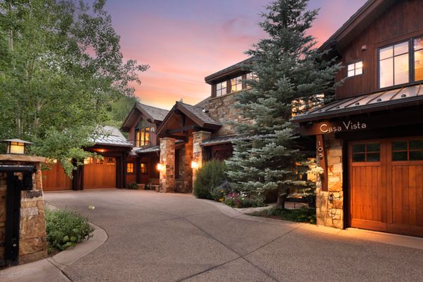 Exterior, Facade, Log Home
