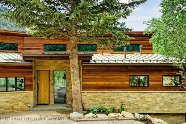 Exterior, Facade, Modern