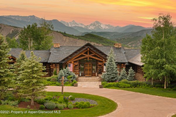 Exterior, Facade, Log Home