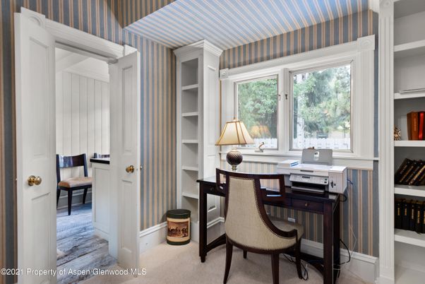 Home Office, Interior