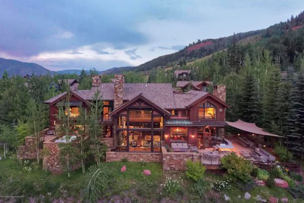 Exterior, Facade, Log Home