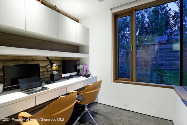 Home Office, Interior