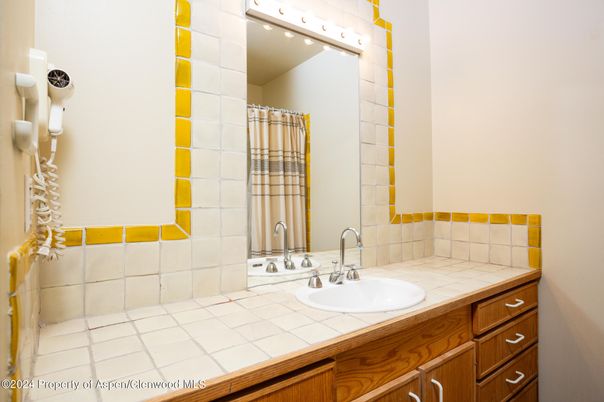 Bathroom, Interior, Tile Countertops