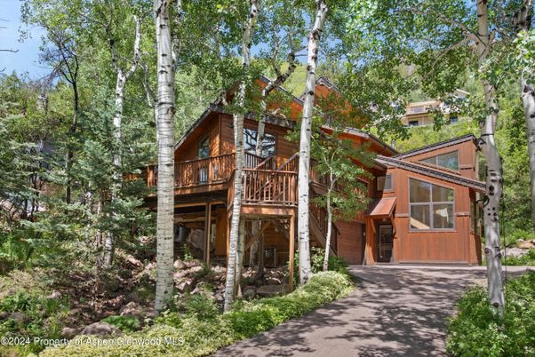 Exterior, Facade, Log Home