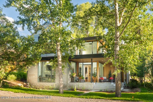 Exterior, Facade, Modern