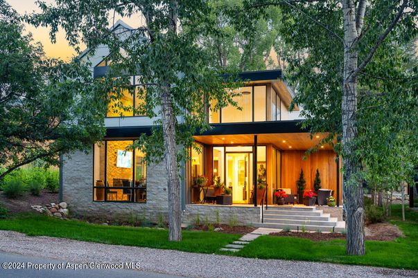 Exterior, Facade, Modern