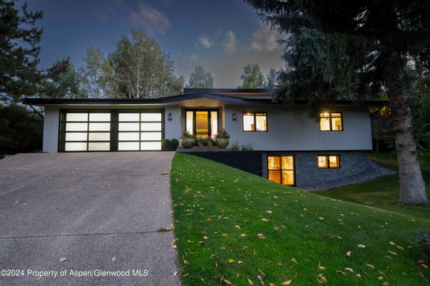 Attached, Exterior, Facade, Split Level