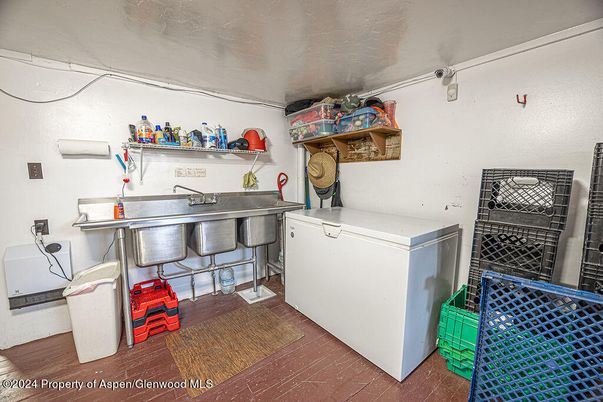 Interior, Washer, Wood Texture Flooring