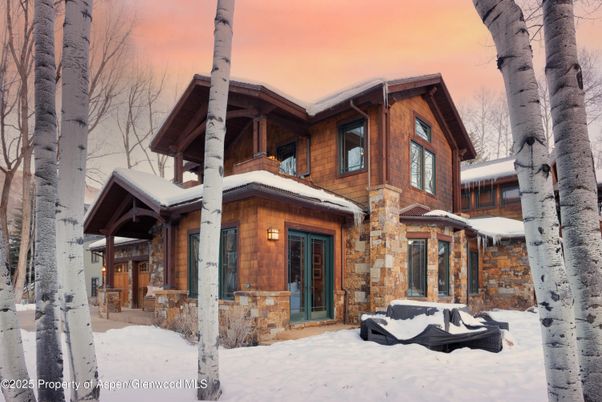 Exterior, Facade, Log Home