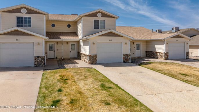 Attached, Exterior, Facade, American Craftsman