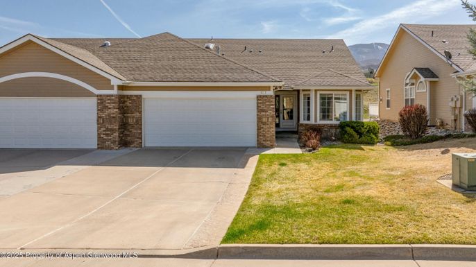 Attached, Exterior, Facade, Ranch
