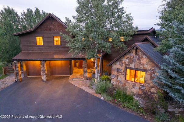 Exterior, Facade, Log Home