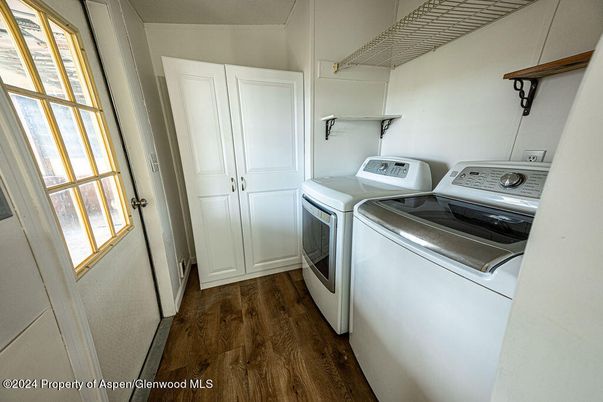 Interior, Washer, Wood Texture Flooring