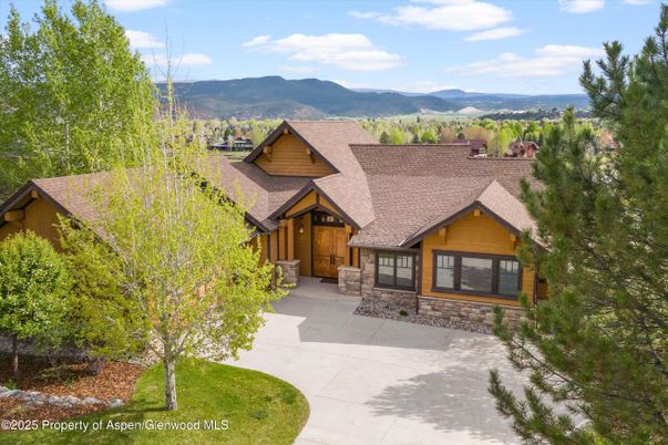 Exterior, Facade, Log Home