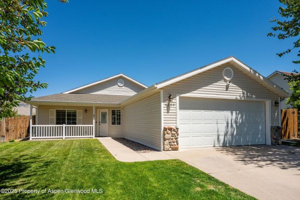 Attached, Exterior, Facade, Ranch