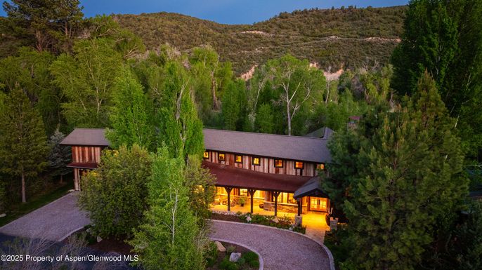Exterior, Facade, Log Home