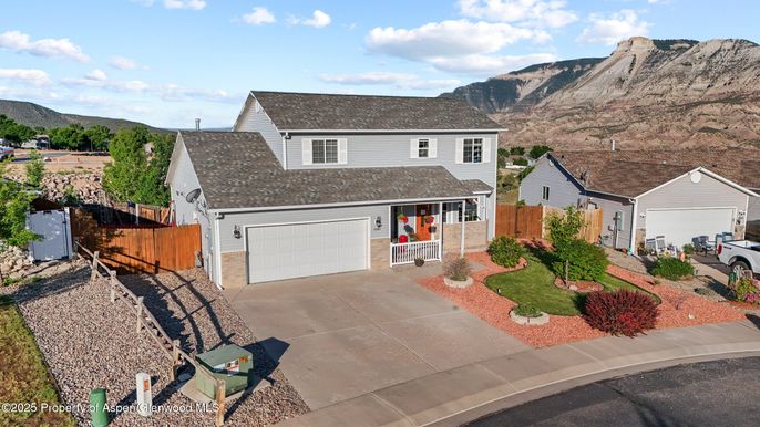 Attached, Exterior, Facade, Farmhouse