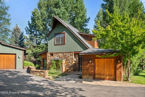 Detached Garage, Exterior, Hot Tub