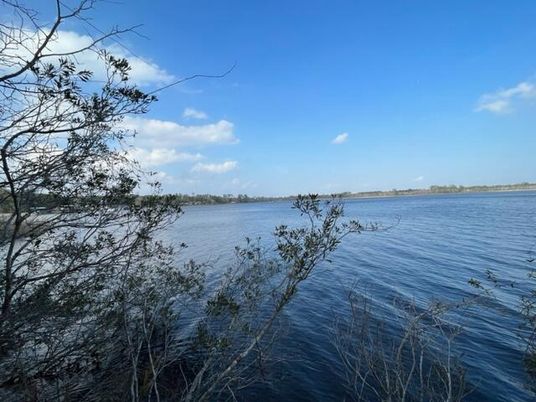 Exterior, Lake