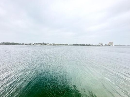 Exterior, Lake