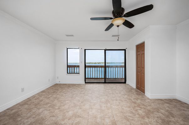 Empty room, Interior, Water