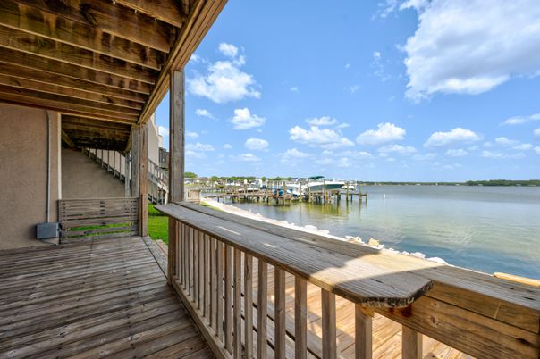 Exterior, Lake