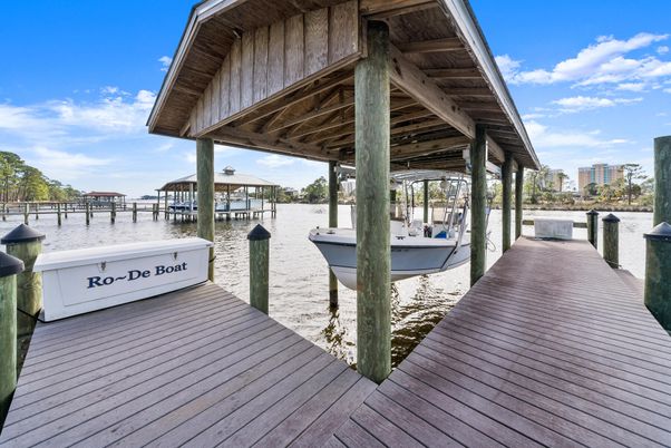 Exterior, Lake
