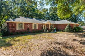 Backyard, Exterior, Facade, Brick Facade, Ranch
