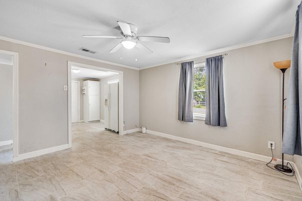 Empty room, Interior