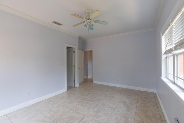 Empty room, Interior