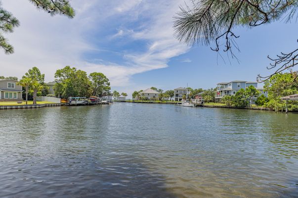 Exterior, Lake